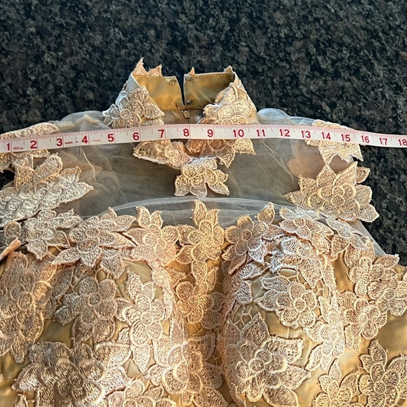 Lace dress - Picture 15 of 15